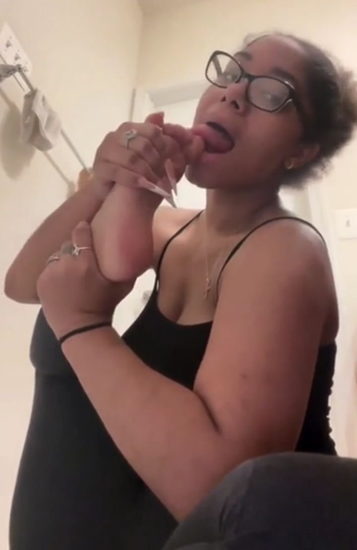 Not into Feet But she make It Look Good .. We Need I.D !! #aYSpVOc0